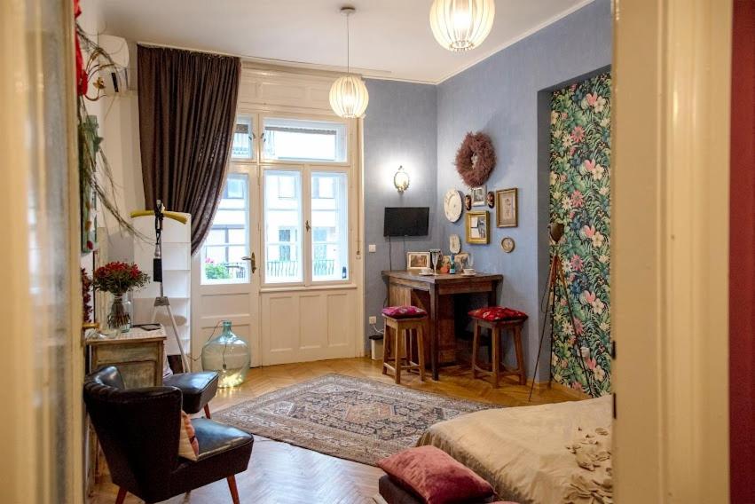 布达佩斯布鲁门公寓的客厅配有一张床和一张书桌