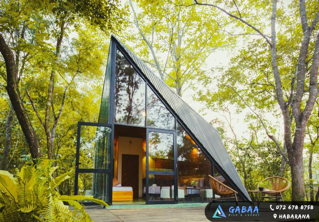 哈伯勒内Gabaa Resort & Spa - Habarana的森林中一座玻璃屋,有几何屋顶