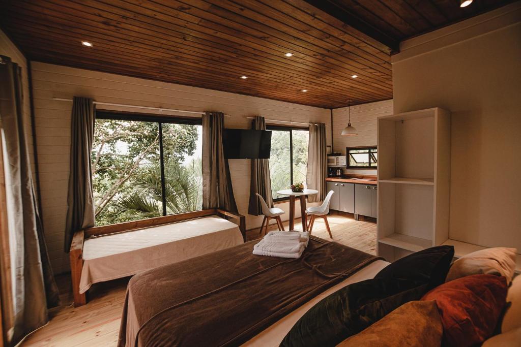 加罗帕巴Pousada Colina Verde的一间卧室配有一张床,房间设有窗户