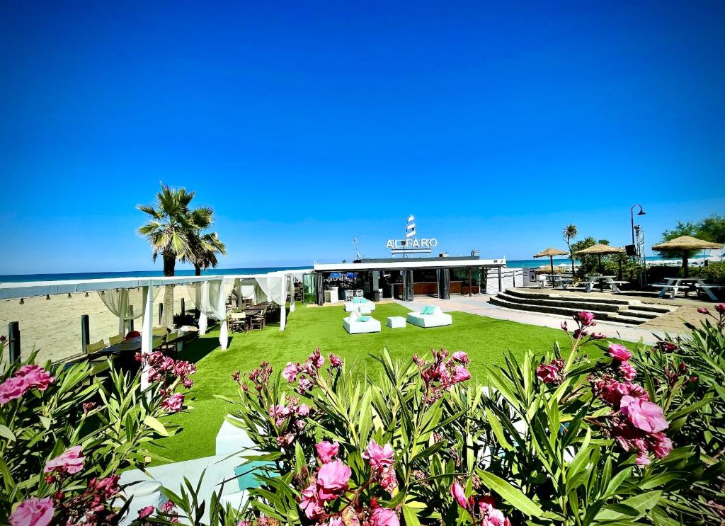 阿尔巴·阿德里亚蒂卡Hotel La Pergola的享有鲜花和大海的度假胜地美景