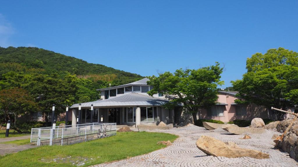 MitoyoLe Port Awashima的前面有围栏的大房子