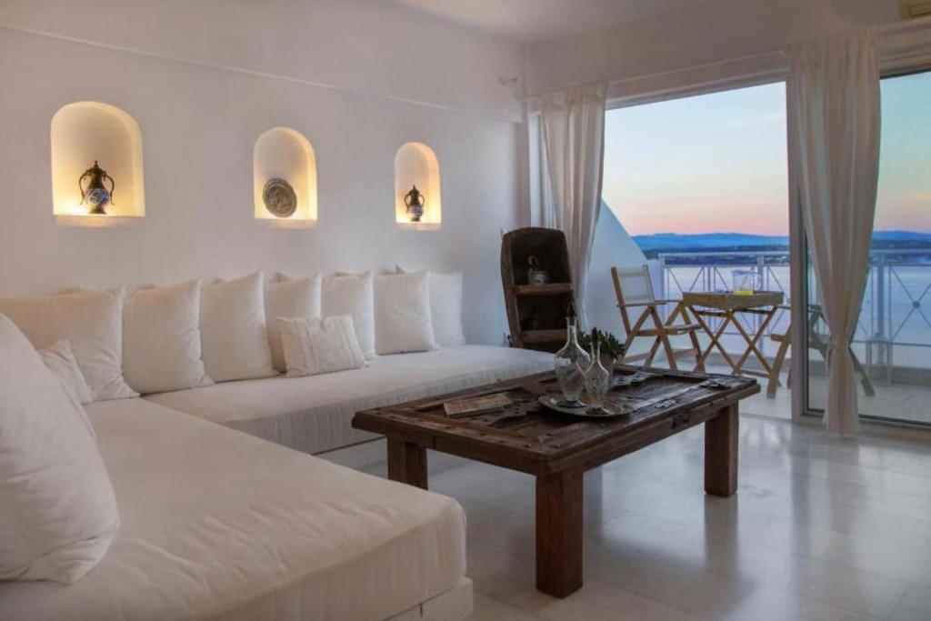 斯派赛斯Spetses Sea View Luxury House的客厅配有白色沙发和茶几