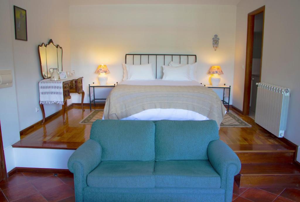 维亚纳堡Casa da Reina的一间卧室配有一张蓝色沙发的床