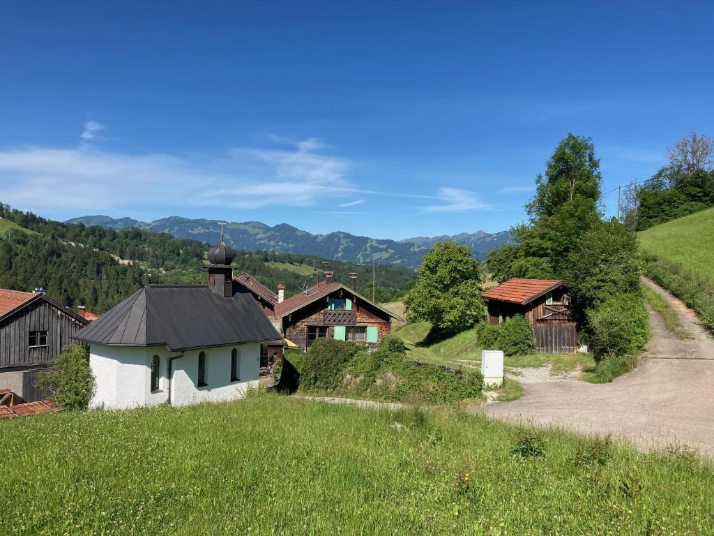 巴特欣德朗Knusperhäusle Reckenberg的享有以山为背景的村庄美景