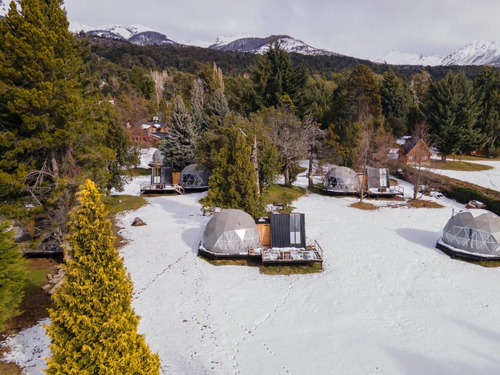 特拉福镇Glamping Vulcanche的雪覆盖的院子内帐篷的空中景致