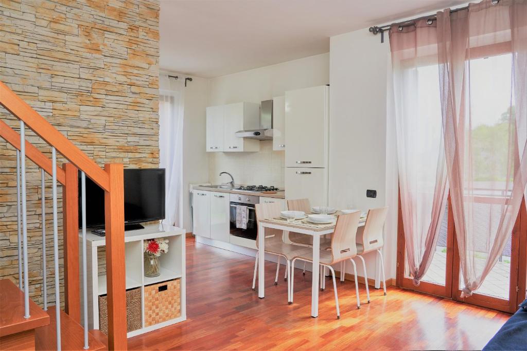 贝加莫Affittimoderni Bergamo Classic - BGCO09的厨房以及带桌椅的用餐室。