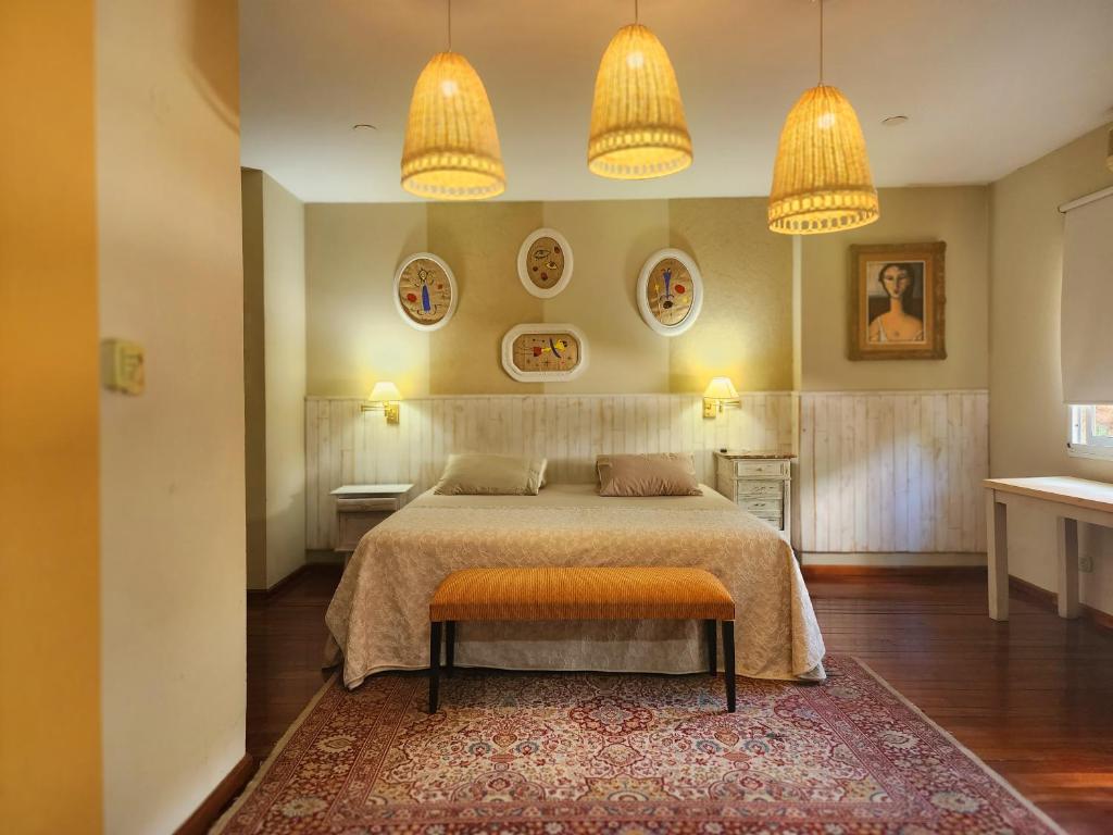 圣达菲House Park Hotel Boutique的一间卧室配有一张带两盏灯和地毯的床。