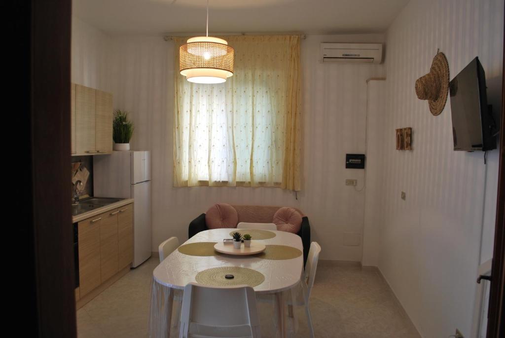托雷坎内Casa sul mare的一间小厨房和一张桌子