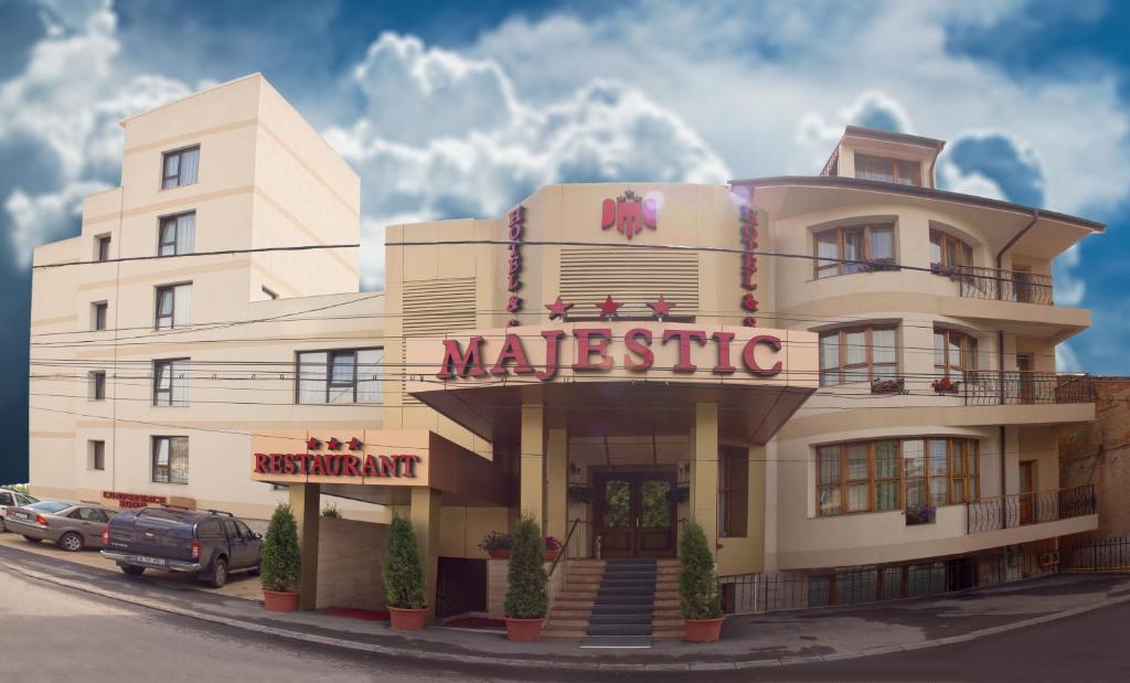 雅西Hotel Majestic的一座大建筑,上面有马塞拉蒂标志