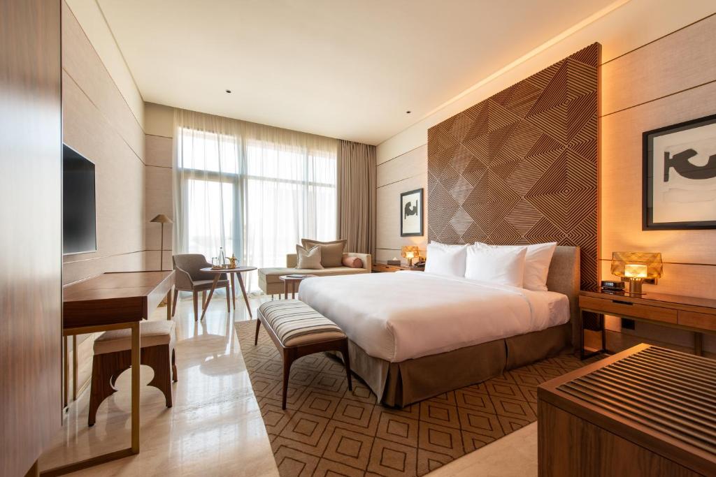 吉达SHIRVAN Hotel City Yard Jeddah的配有一张床和一张书桌的酒店客房