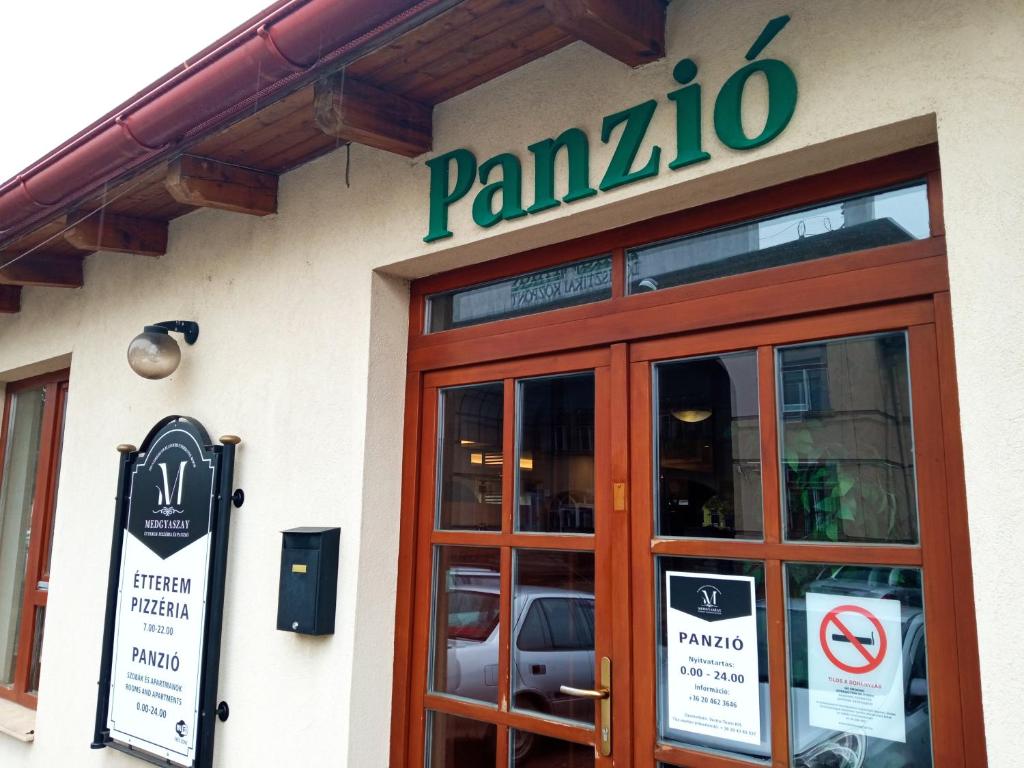 瑙吉考尼饶Medgyaszay Panzió的比萨饼店门口的标志