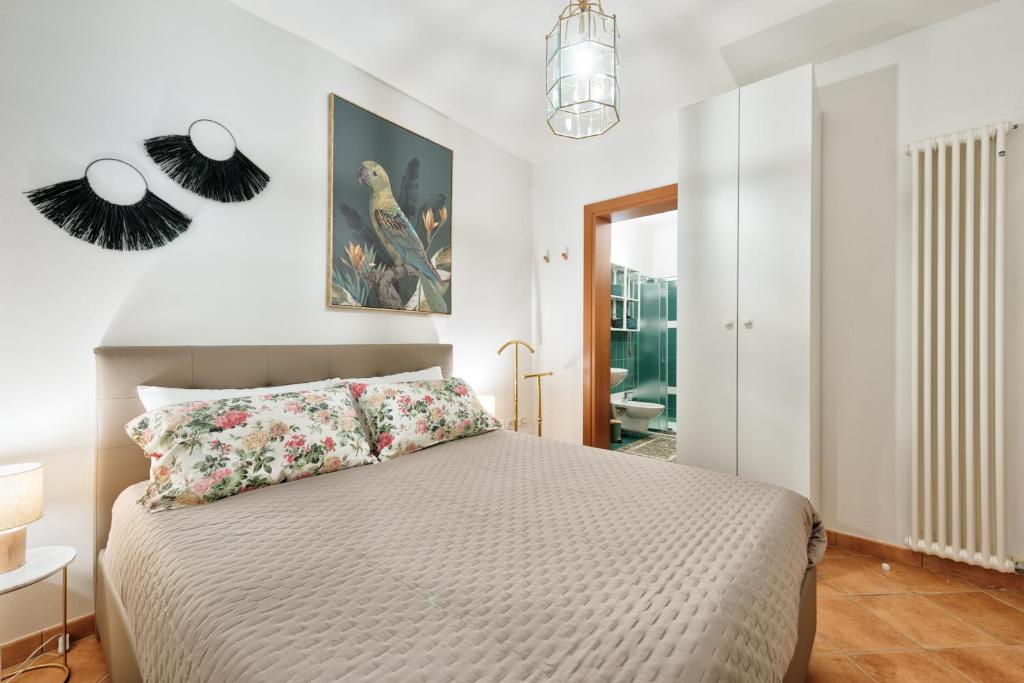 维琴察Piccolo Borgo di Raoul的白色卧室配有床和镜子