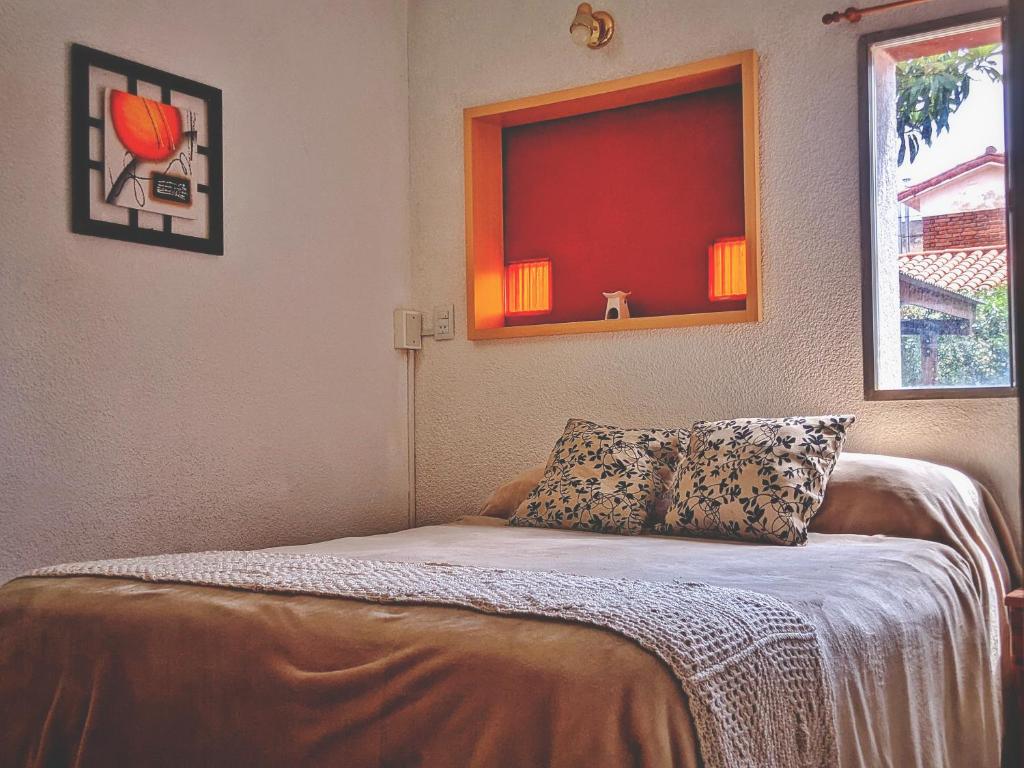 吉亚迪诺镇HERMOSO ALOJAMIENTO TEMPORARIO KAYA的带窗户和镜子的床的房间
