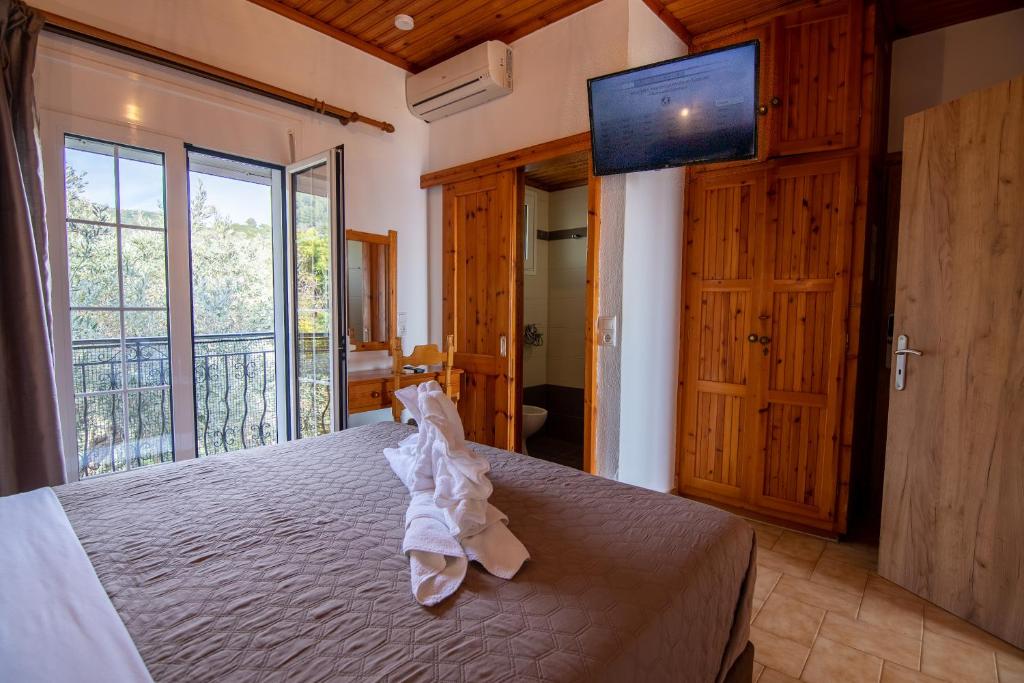 斯基亚索斯镇Villa Nina的一间卧室设有一张床和一个大窗户