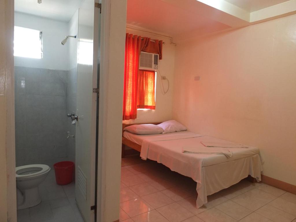 塔比拉兰科斯特雷尔膳食公寓的客房设有两张床和一间带卫生间的浴室。