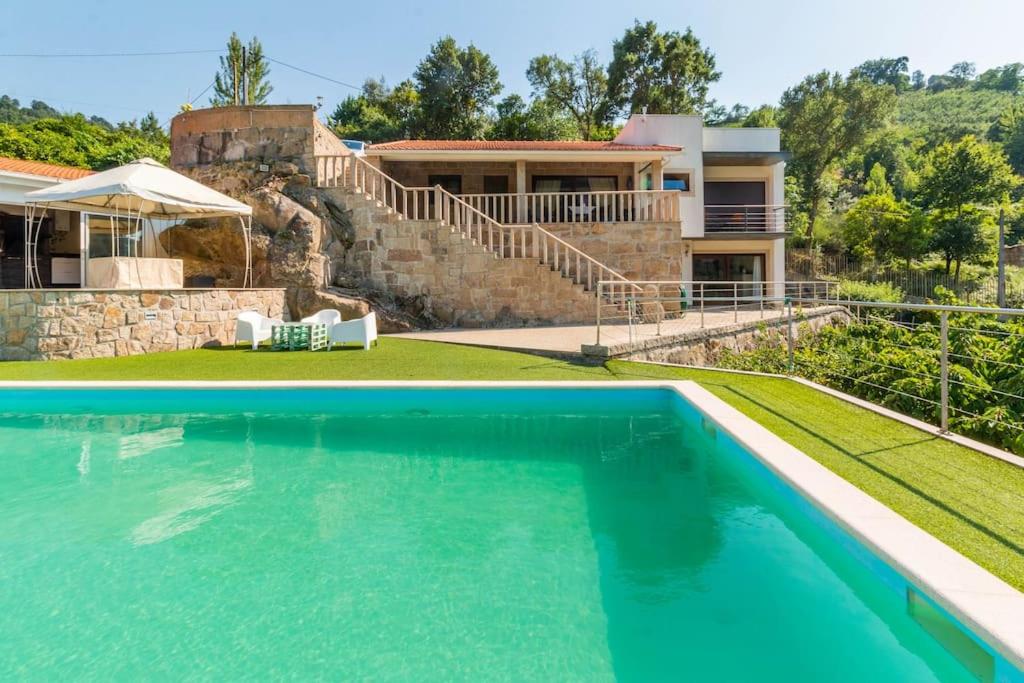 辛方伊什Casa da Barragem Douro的别墅前设有游泳池
