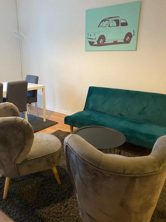 柏林Osthafen III的客厅配有沙发、椅子和桌子