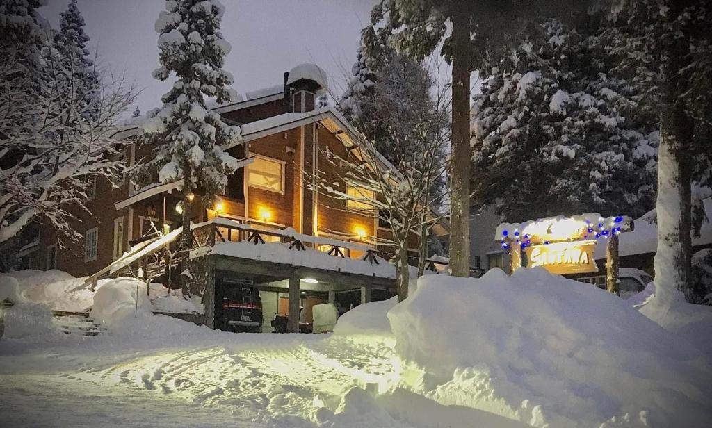 白马村白马村桑塔纳住宿加早餐旅馆的被雪覆盖的房子