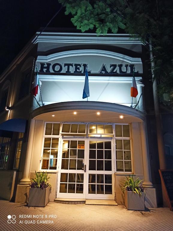 胡宁Hotel Azul Junin的夜间酒店前门