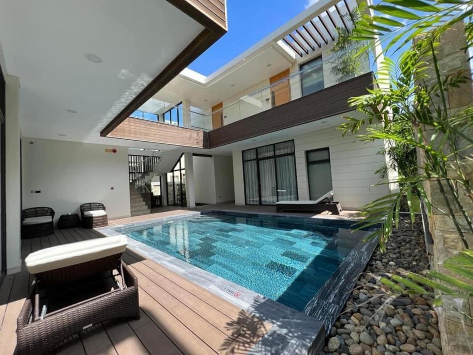 金兰市Residence Inn Villa Cam Ranh的一座房子后院的游泳池