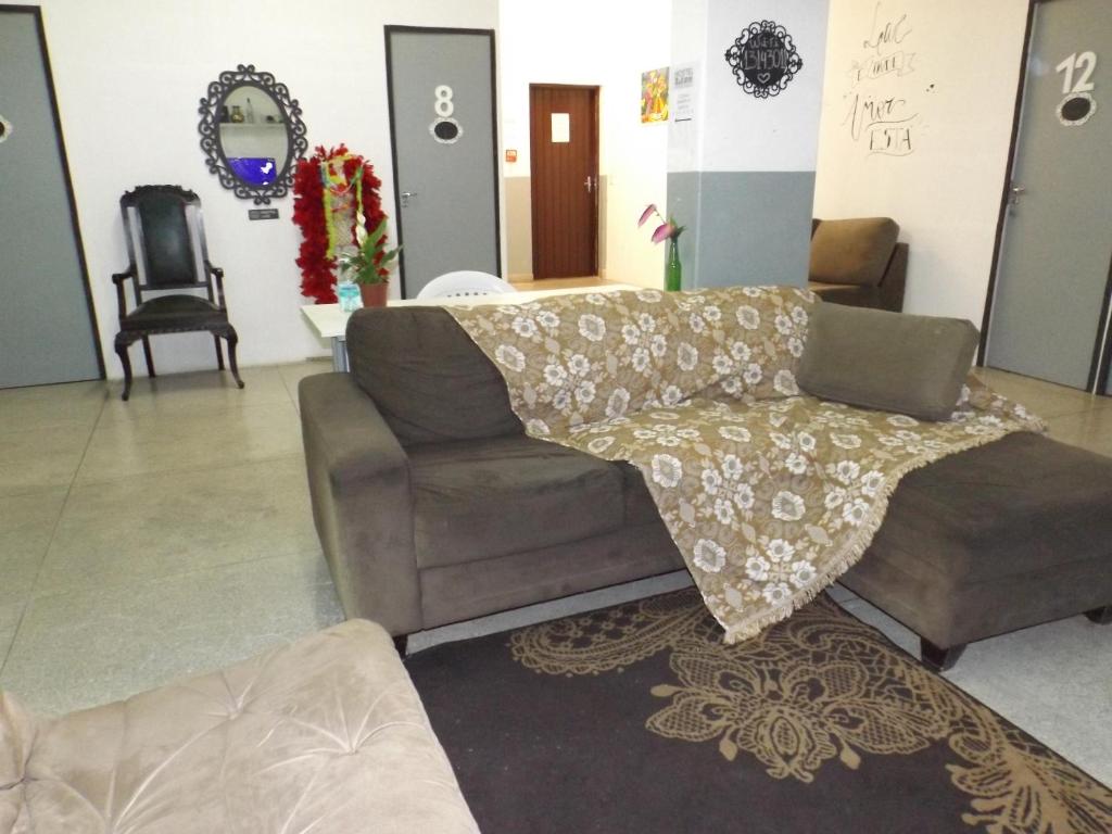 CumbicaHostel Lize的客厅配有一张沙发,上面有一条毯子