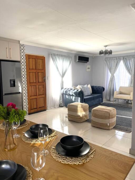 比勒陀利亚Are you travelling to Pretoria?的客厅配有桌子和蓝色沙发