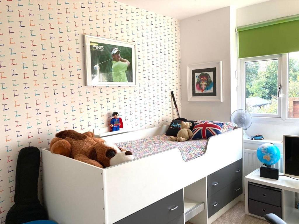 考文垂ire House Eire House的卧室配有白色的床,上面有塞满熊的熊