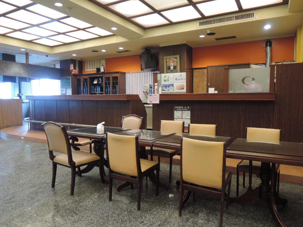 彰化市承携行旅-彰化中正馆的一间带桌椅的用餐室
