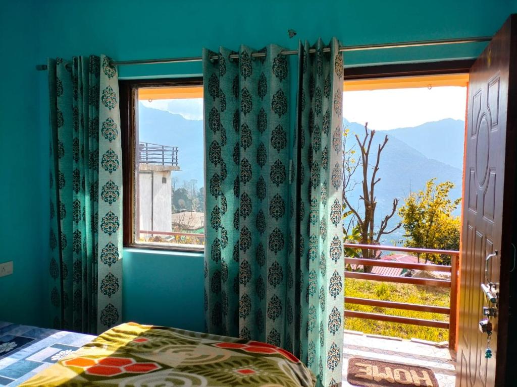 ChoptaPandava's Cafe & Stay的卧室设有山景窗户