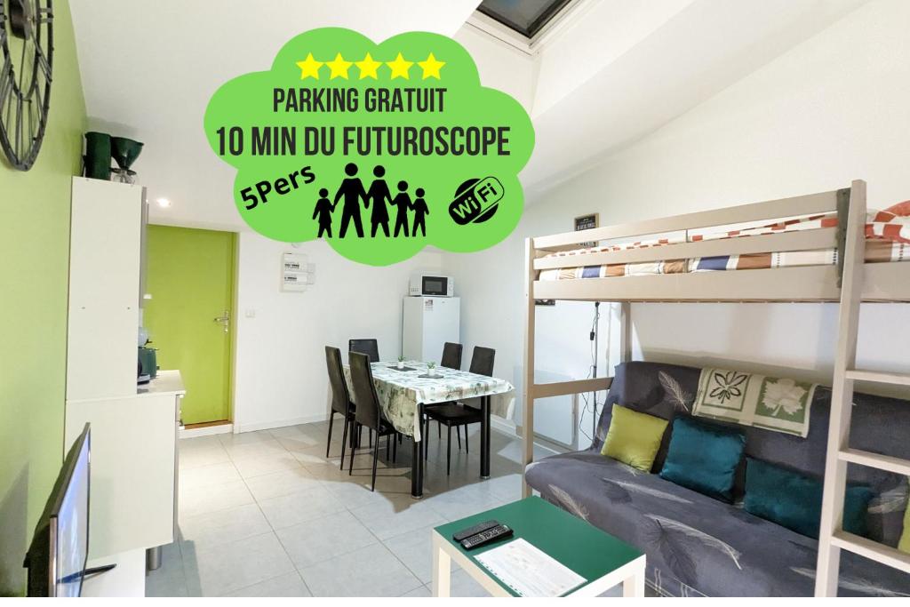 BeaumontAppartement entier meublé à Beaumont proche Futuroscope et Poitiers Technopole的一间带双层床的房间和一间带桌子的用餐室