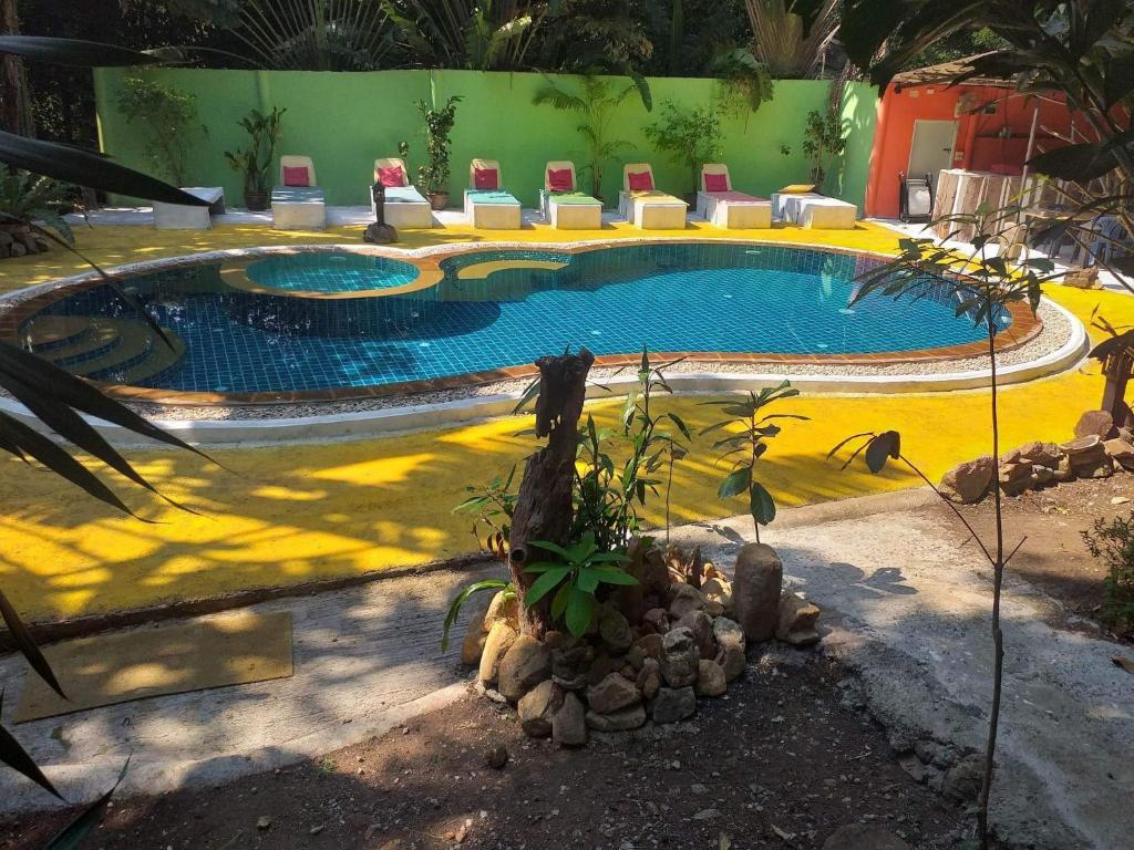 象岛卡姆莱度假酒店的周围设有大型游泳池,配有椅子