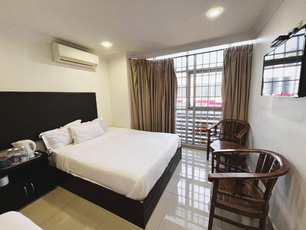 怡保射手座酒店的酒店客房设有床和窗户。