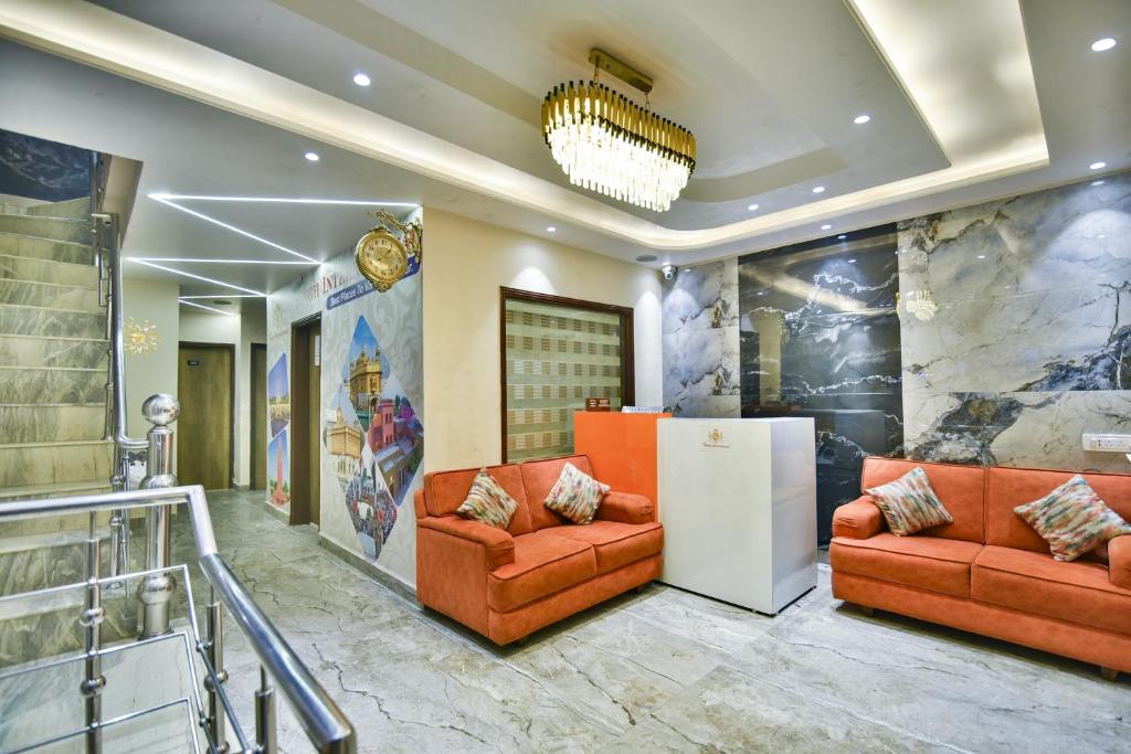 阿姆利则阿姆利则辛格国际酒店的大堂设有两张橙色的沙发和一面墙