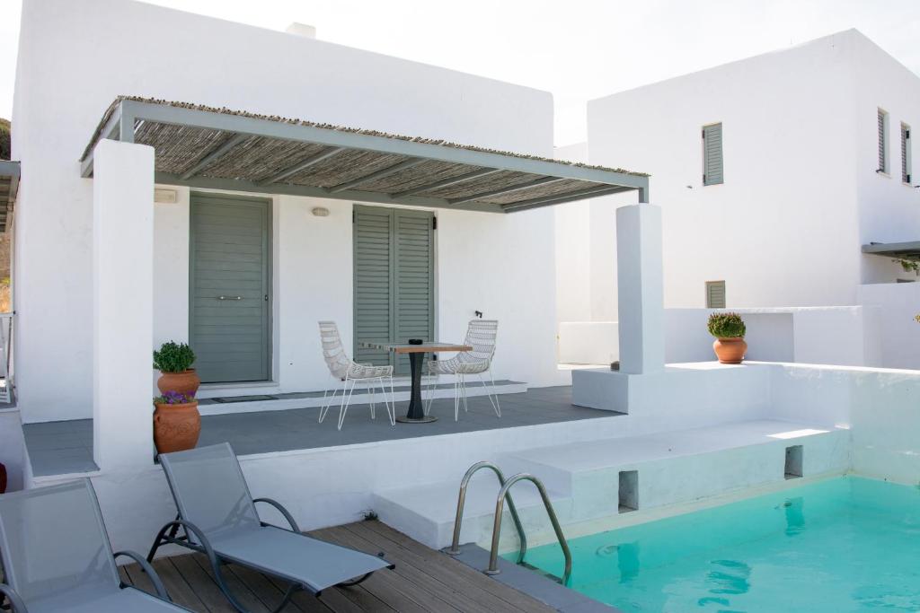 斯基罗斯岛Villa Lino的一座带游泳池和桌椅的房子