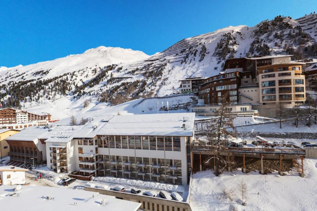 奥伯古格尔罗曼全包酒店的山前雪地中的度假胜地
