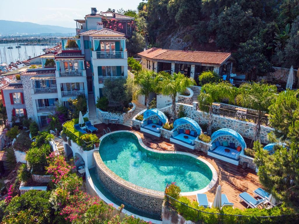 费特希耶Hotel Unique-Boutique Class - Adults Only的享有带游泳池的度假村的空中景致