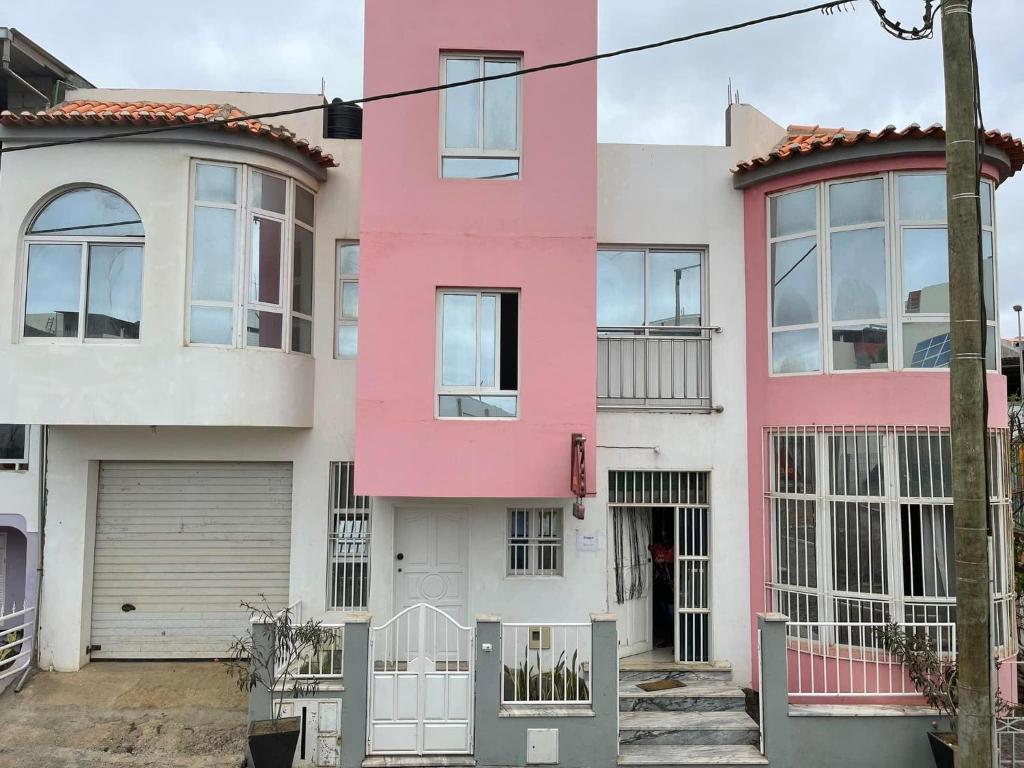 Pedra BadejoMaison Residencial casa de ferias的粉红色和白色的房子
