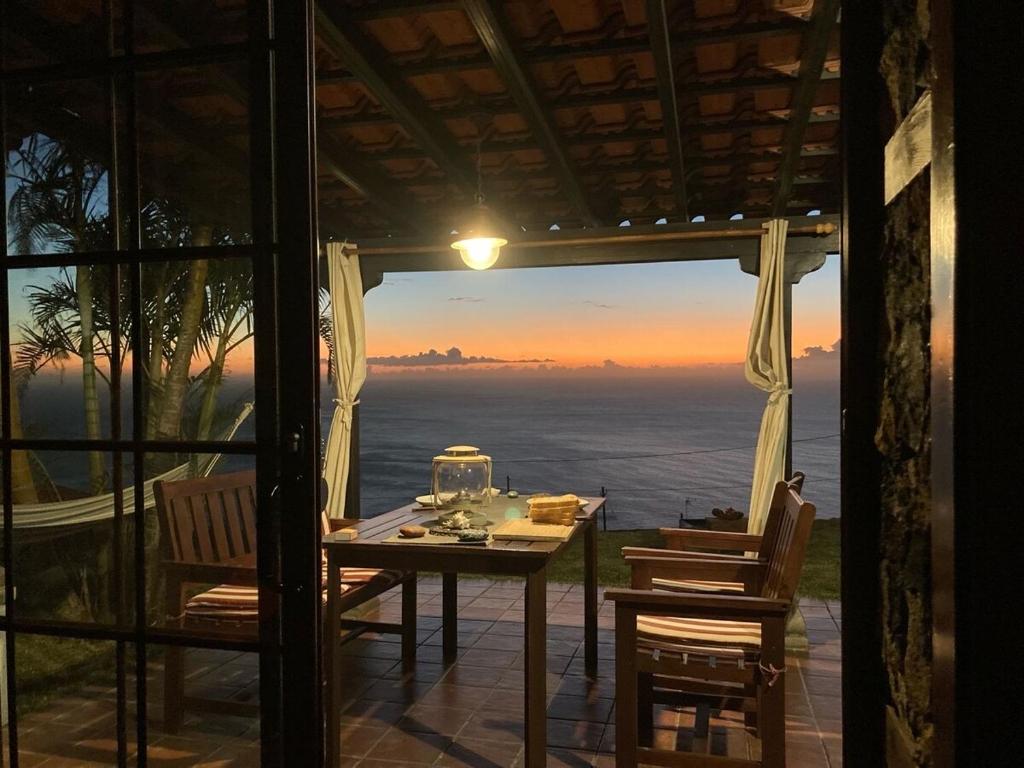 Los QuemadosCasa Garcia-Mar的海景露台配有桌椅