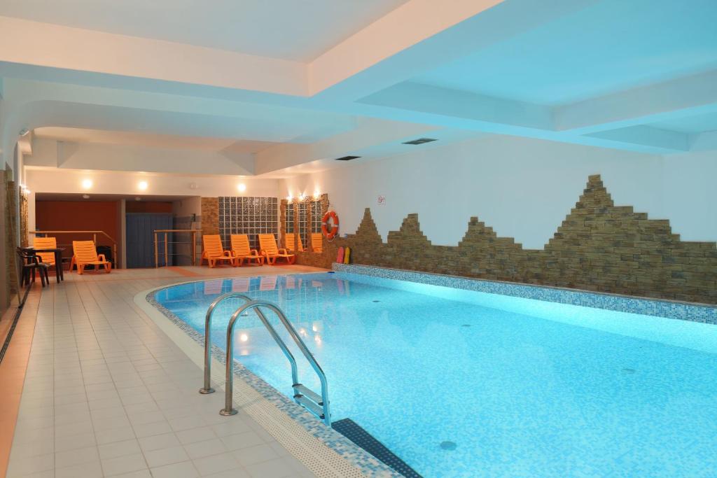 扎科帕内Apartament Radowid 15 w centrum z basenem的酒店的大型游泳池