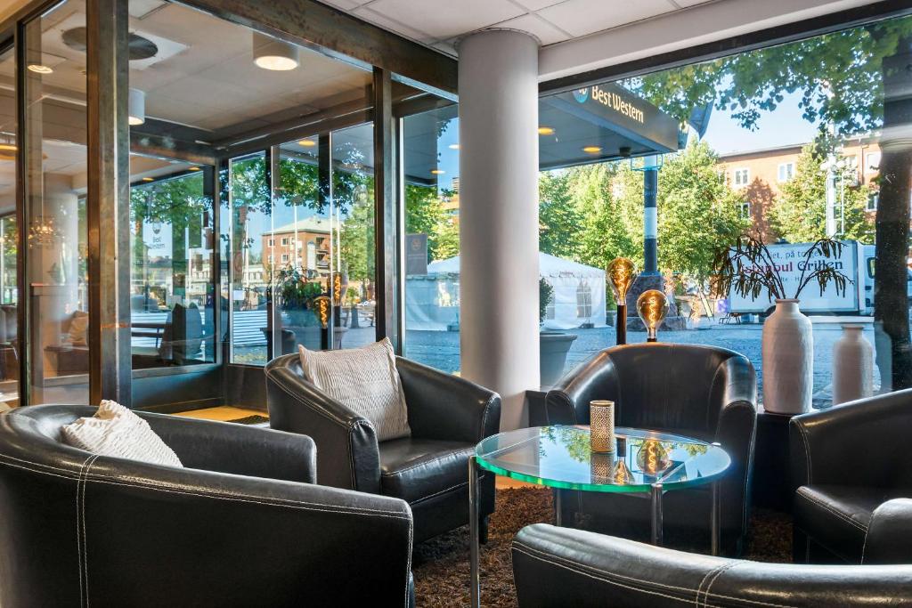 谢莱夫特奥玛米亚贝斯特韦斯特酒店的大堂设有皮椅和桌子