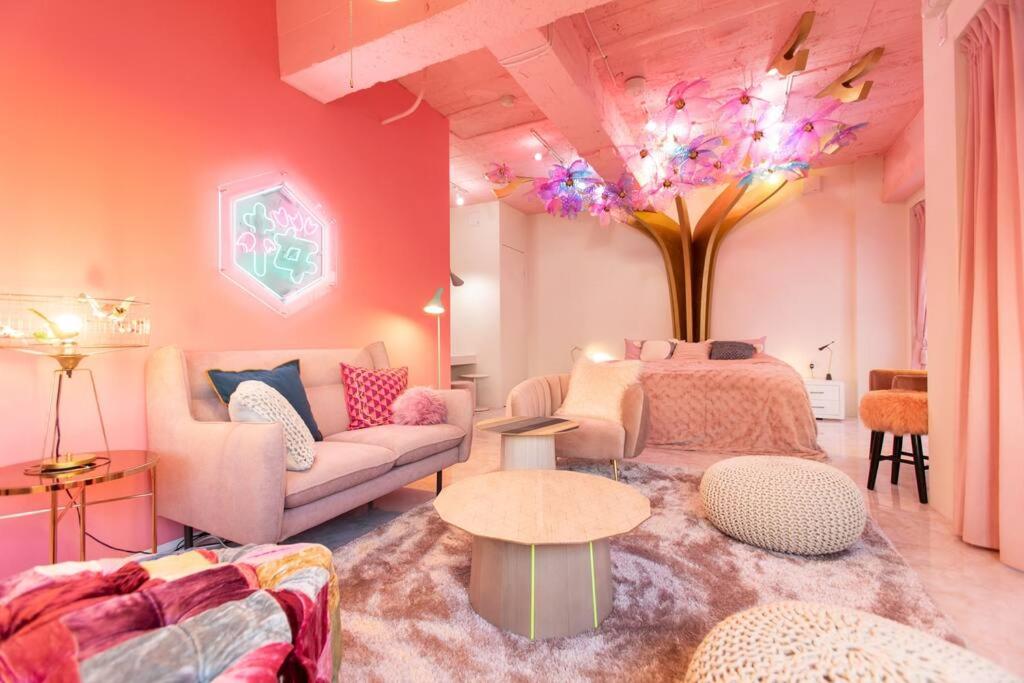 东京Moshi Moshi Rooms的客厅配有沙发和桌子