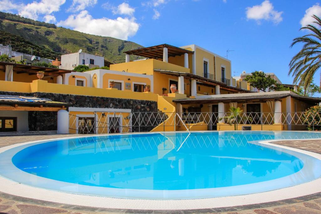 圣马里纳萨利纳Hotel Arcangelo - Salina的房屋前的大型游泳池
