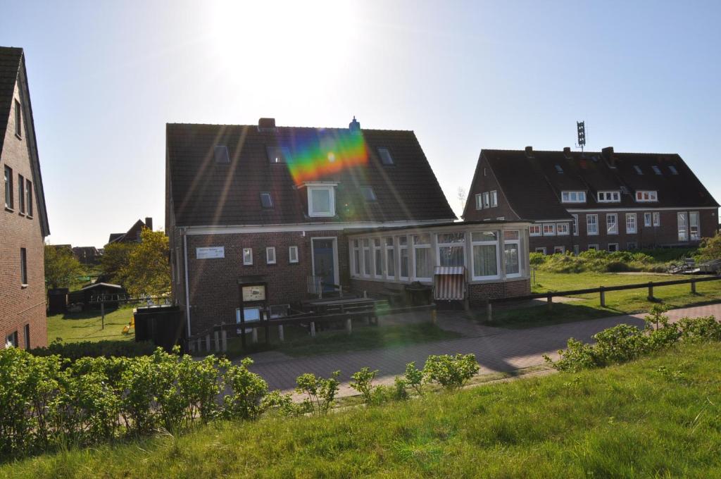 巴尔特鲁姆Seevilla Wietjes Whg 3的彩虹在房子的屋顶上