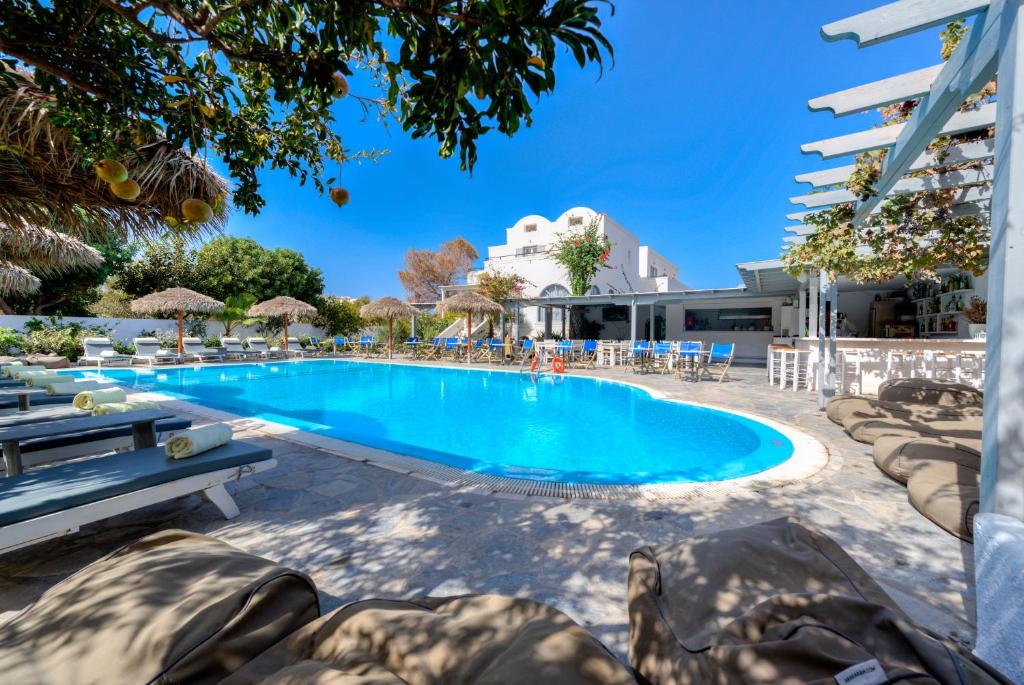 卡马利HOTEL MOHITERO的享有酒店游泳池的景致。