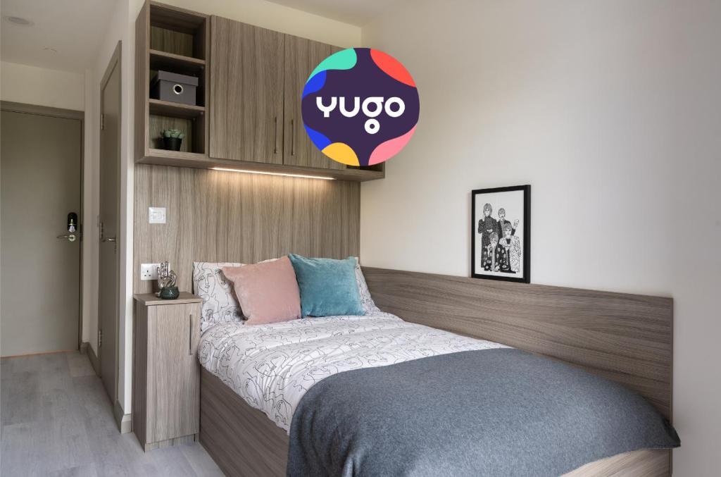 科克Yugo Explore - Melbourn Point的一间卧室,上方设有一张带维克标志的床