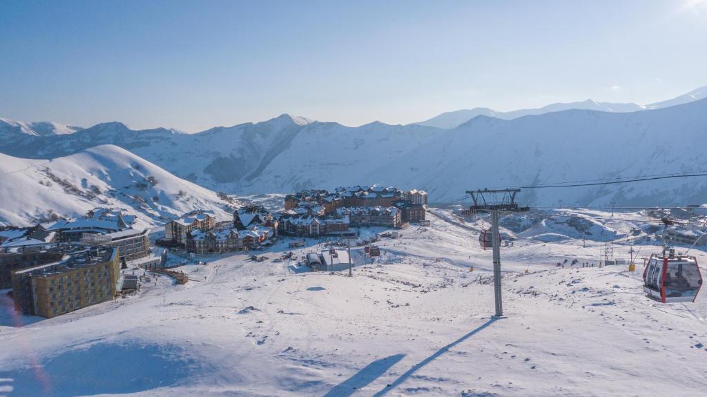 古多里Hostel Gudauri Adventure的雪地滑雪胜地,带滑雪缆车