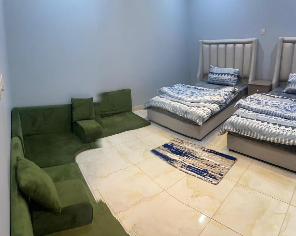 哈伊勒شالهيات ريست 2的一间带两张床和一张沙发的客厅