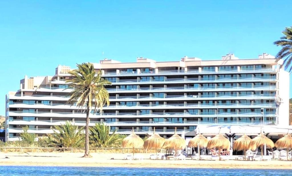 卡塔赫纳Casa Paraiso的海滩上一座大型建筑,拥有一座度假村
