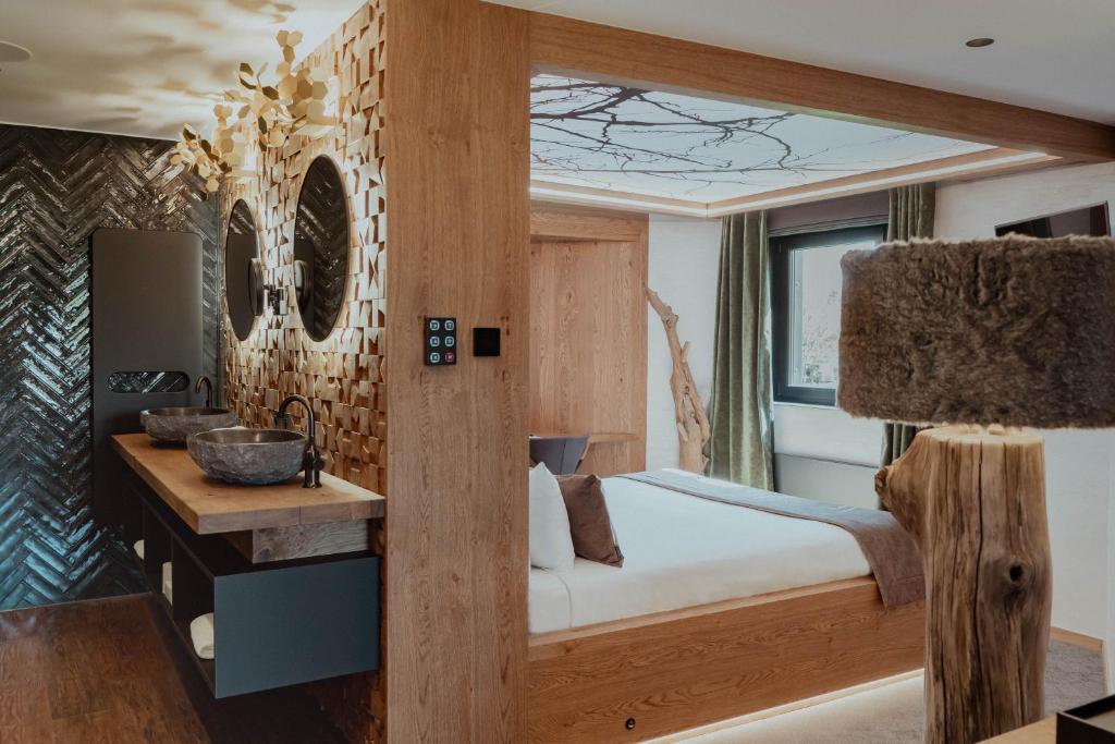 奥维法特德斯法尼斯多美酒店的一间卧室配有一张床,浴室设有水槽