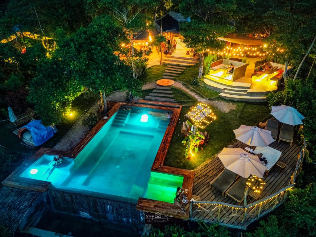 锡基霍尔Nakabalo Guesthouse & Restaurant的享有游泳池的顶部景色